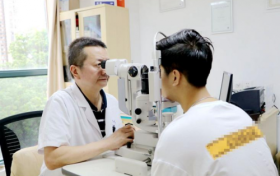 看！大二学长在华厦眼科做近视手术，一周后视力恢复到1.5啦！